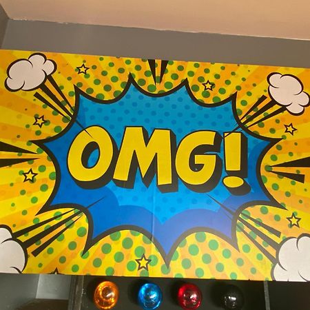 Pop Art Pad Heart Of Old Town With Parking! Apartment Хейстингс Екстериор снимка