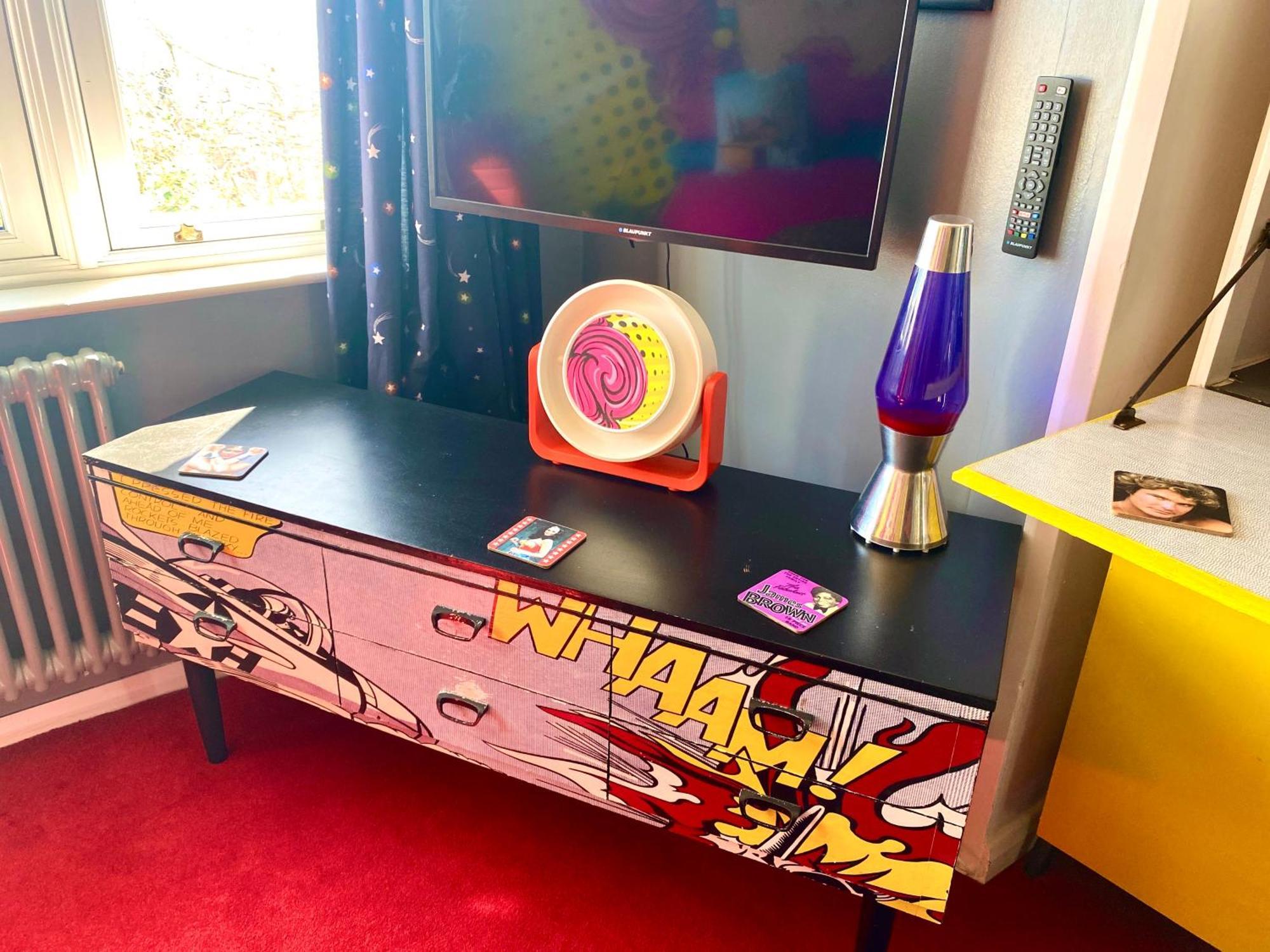 Pop Art Pad Heart Of Old Town With Parking! Apartment Хейстингс Екстериор снимка