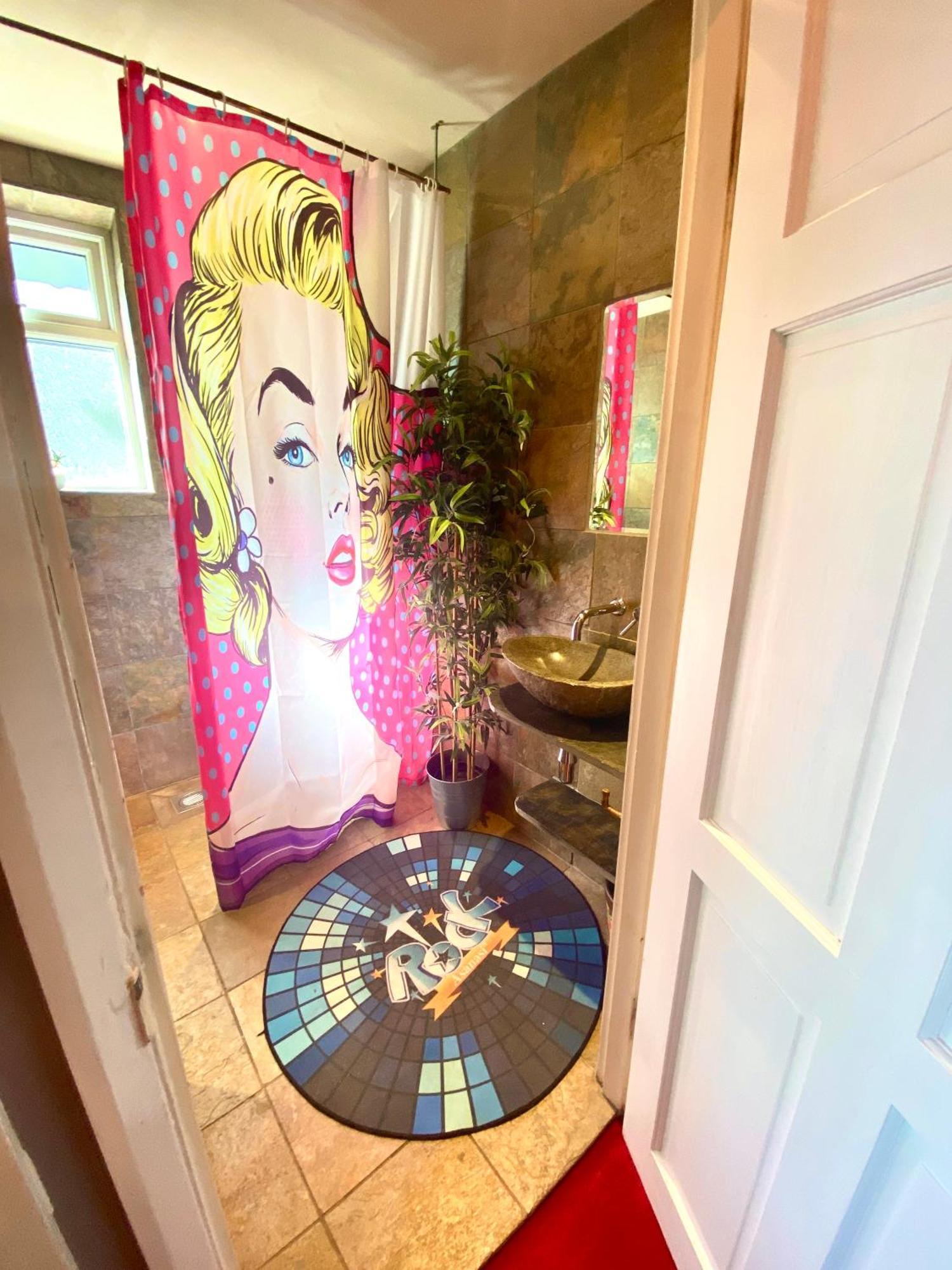 Pop Art Pad Heart Of Old Town With Parking! Apartment Хейстингс Екстериор снимка