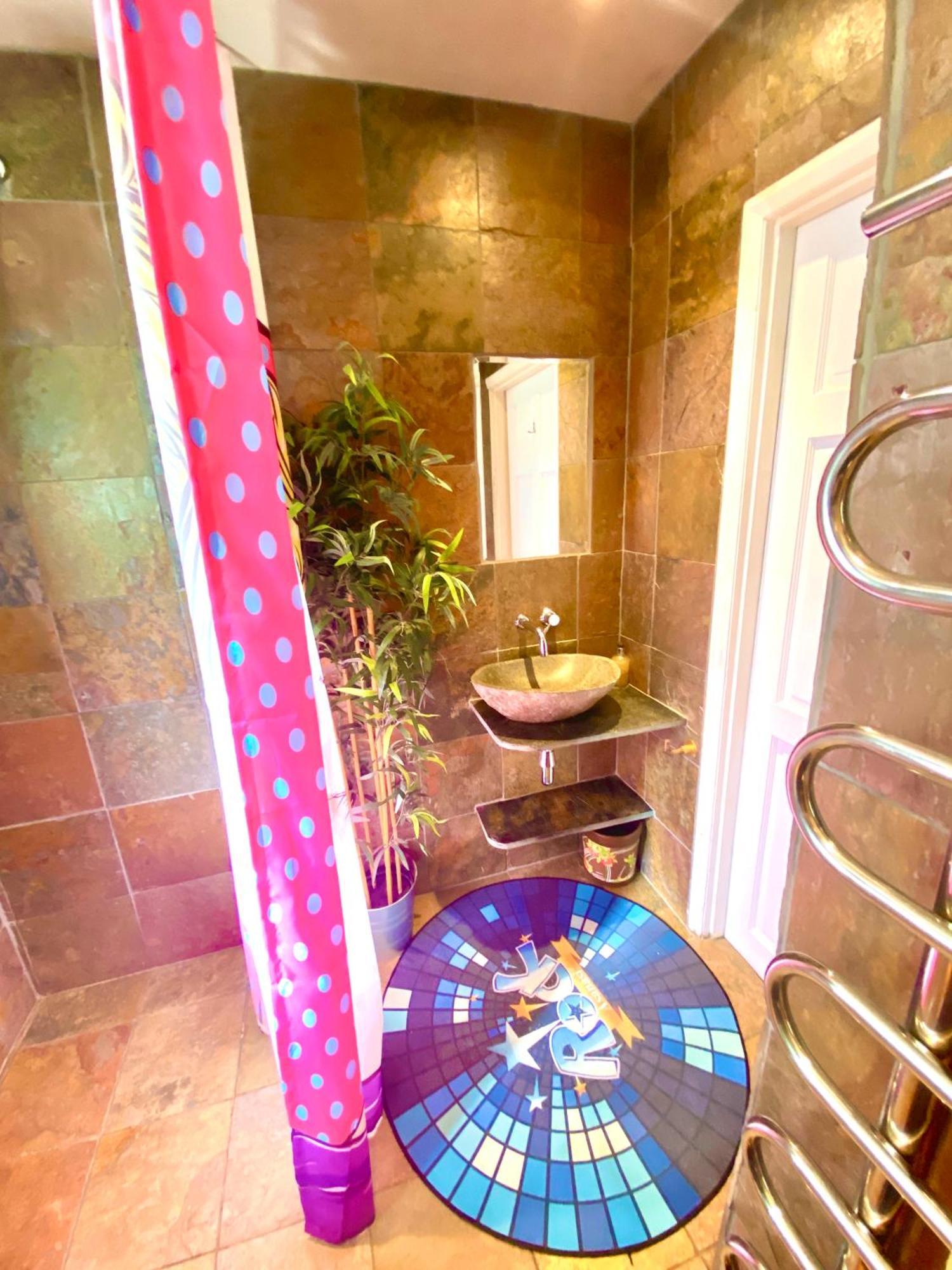 Pop Art Pad Heart Of Old Town With Parking! Apartment Хейстингс Екстериор снимка